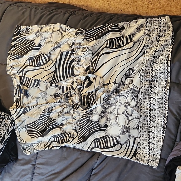 Beautiful top - Picture 2 of 3